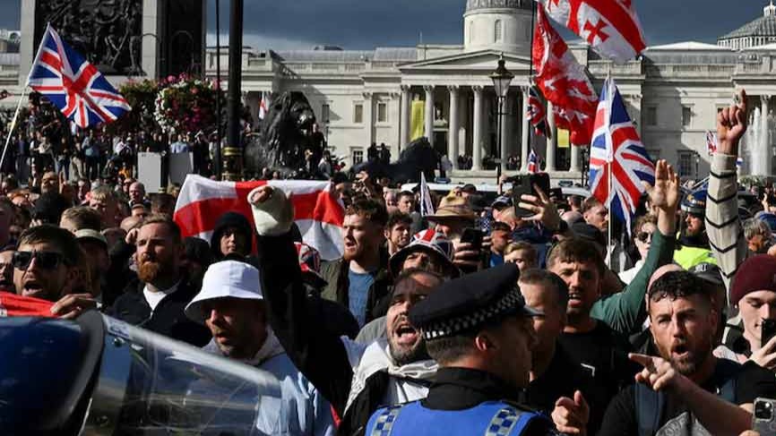 লন্ডনে অভিবাসনবিরোধী বিক্ষোভে লাখো মানুষের ঢল, পুলিশের সঙ্গে সংঘর্ষে আহত ২৬